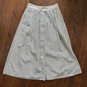 LIKE NEW: Madewell chambray stripped skirt, size 0, pockets, functional buttons